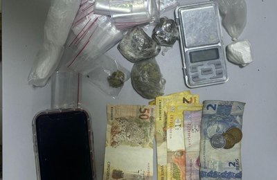 Após denúncia, PM identifica ponto de comércio de drogas e apreende maconha e cocaína em Maceió