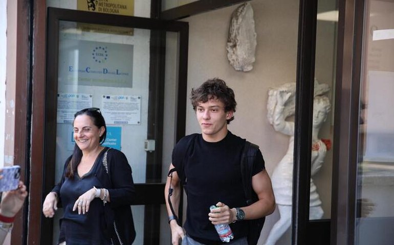 Kimi Antonelli, do pódio na F1 às provas finais na escola