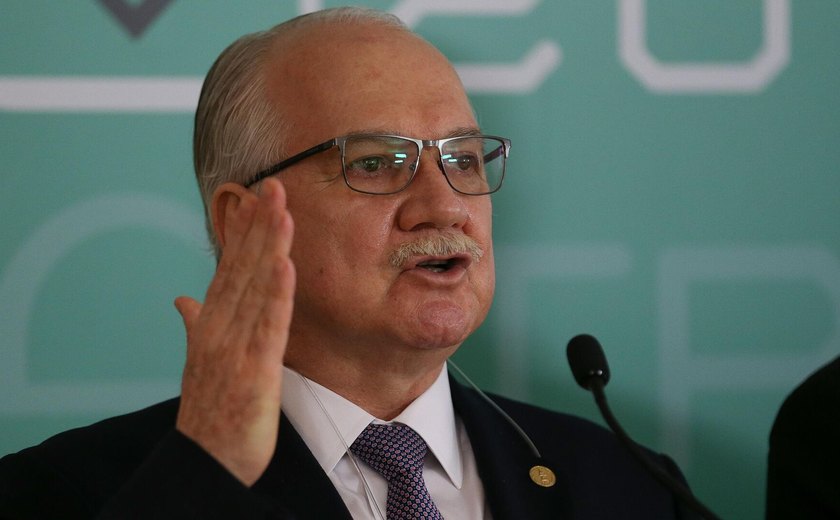 Mídia: completando 10 anos no STF, Fachin defende contenção do Judiciário