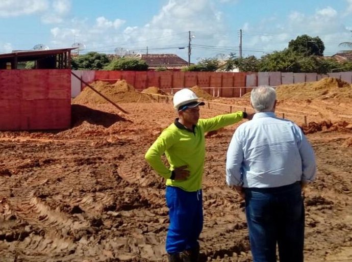 Teófilo vistoria construção do Centro de Iniciação ao Esporte na Vila Bananeiras