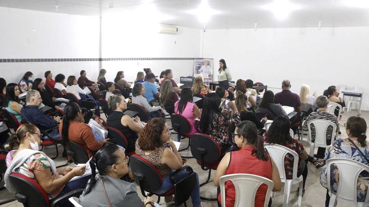 Integrantes da comissão eleitoral alinham estratégias para eleições de diretores escolares