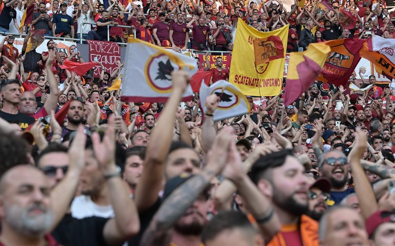 Torcedores da Roma tentam agredir árbitro da final da Liga Europa em aeroporto