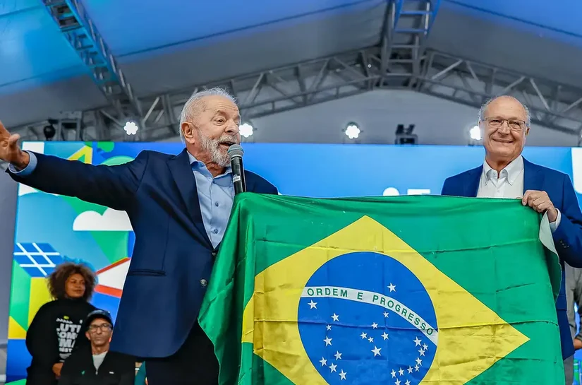 Lula chama Trump 'para conversar' e reafirma que Brasil tenta negociar