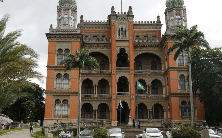 Fiocruz aponta sinais de queda em alta recente da covid-19 no país