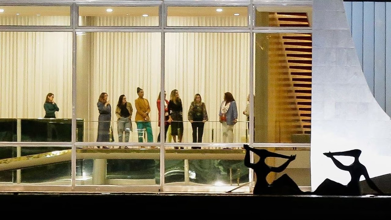 Celulares ficam do lado de fora em churrasco promovido por Lula no Alvorada