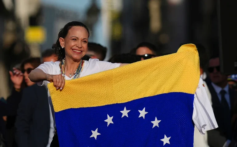 Venezuelana Maria Corina Machado atrai uma multidão em Madri e recusa encontro com o primeiro-ministro espanhol
