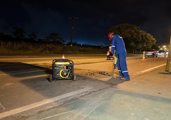 ALGÁS realiza obras noturnas em parte da Avenida Menino Marcelo, em Maceió
