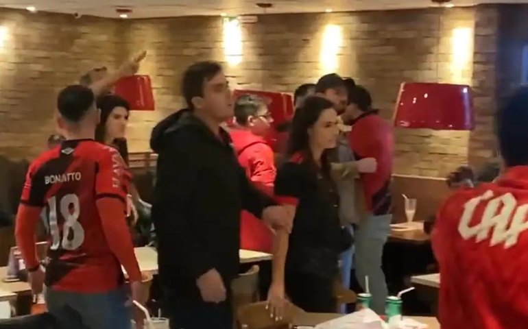 Torcedores do Athletico-PR expulsam família flamenguista de restaurante