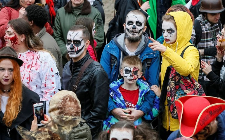 Bruxas, vampiros e... barbies. Fantasia da boneca é uma das mais vendidas para o Halloween