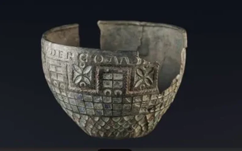 Taça de bronze de 2 mil anos que retrata a Muralha de Adriano é encontrada na Espanha