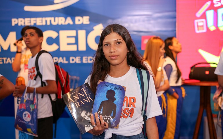 Bienal: vale-livro facilita acesso à leitura para alunos da rede pública de ensino de Maceió