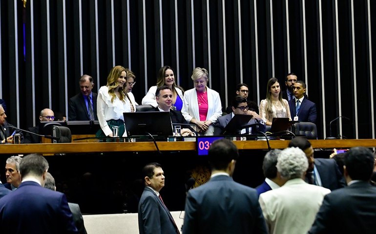 Congresso aprova R$ 15 bilhões para compensar perda de estados e municípios