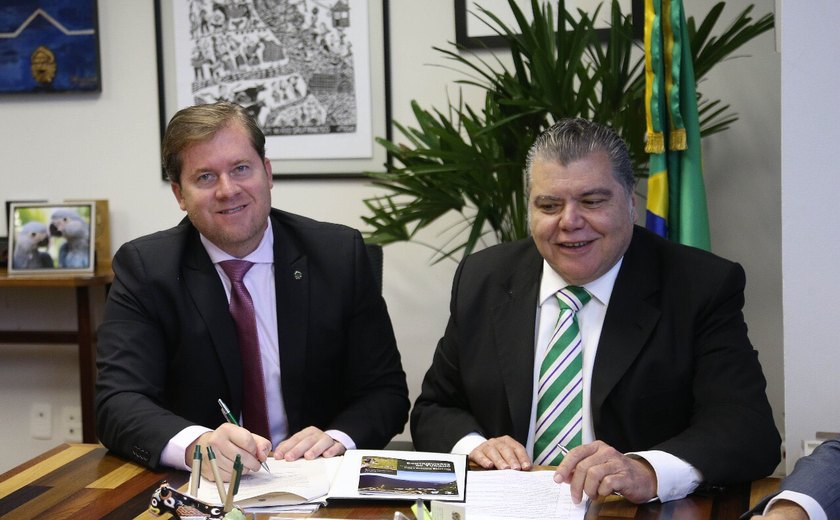 Ministro Marx Beltrão firma parceria em defesa do ecoturismo no Brasil