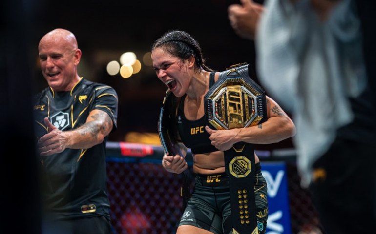 Amanda Nunes se aposenta do UFC após vitória contra mexicana: 'Campeã dupla para sempre!