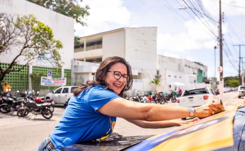 Rosa Tenório inicia campanha com adesivaço e ações de rua