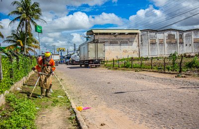 Prefeitura de Arapiraca promove mutirão de Limpeza Urbana em todo o bairro Canafístula