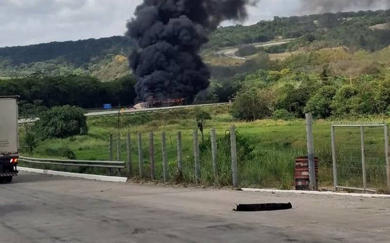 Acidente: Caminhões colidem e geram princípio de incêndio em Pilar