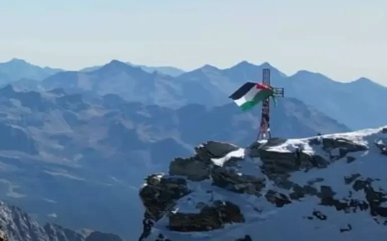 Italiano coloca bandeira da Palestina no cume do Matterhorn