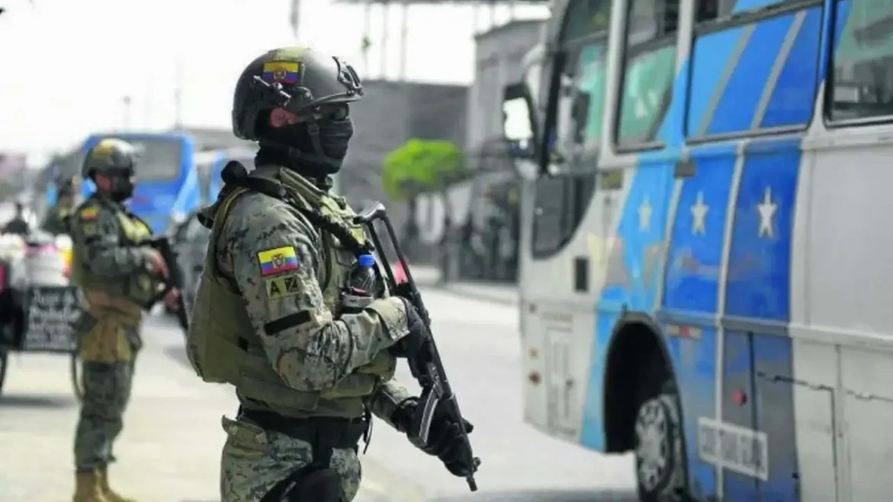 Militares rejeitam posse de vice e apoiam presidente do Equador