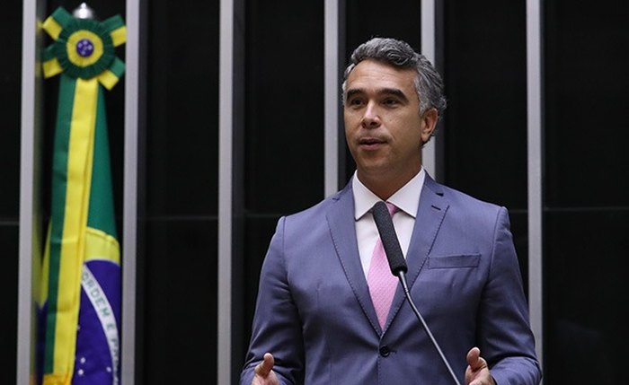 O deputado federal Rafael Brito durante discurso na Câmara