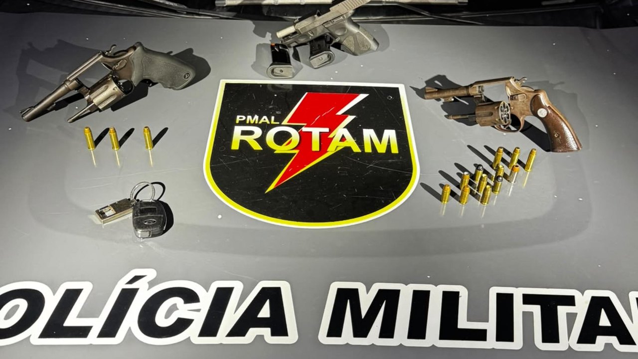 Três armas são apreendidas pela Rotam dentro de veículo em Maceió