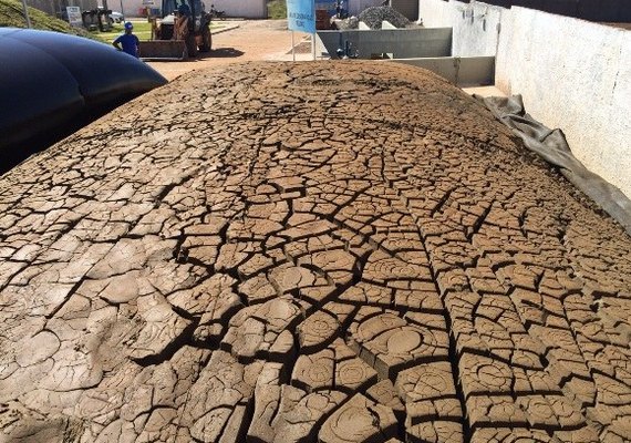 Resíduo gerado por estação de tratamento de água vira tijolos cerâmicos, em Arapiraca