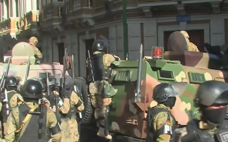 Exército da Bolívia cerca sede do governo com tanques e presidente pede respeito à democracia