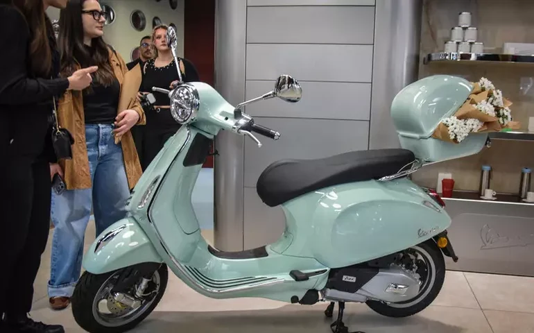 Itália celebra 80 anos da Vespa, ícone de design e liberdade