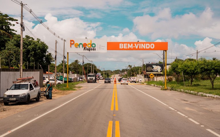 Em Penedo, Governo entrega obras de mobilidade e distribui sementes para agricultores familiares