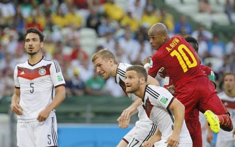 Alemanha sofre virada, mas busca empate contra Gana