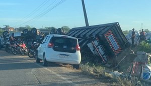 Acidente deixa carreta capotada e veículos engavetados em Nossa Senhora Aparecida; VÍDEO