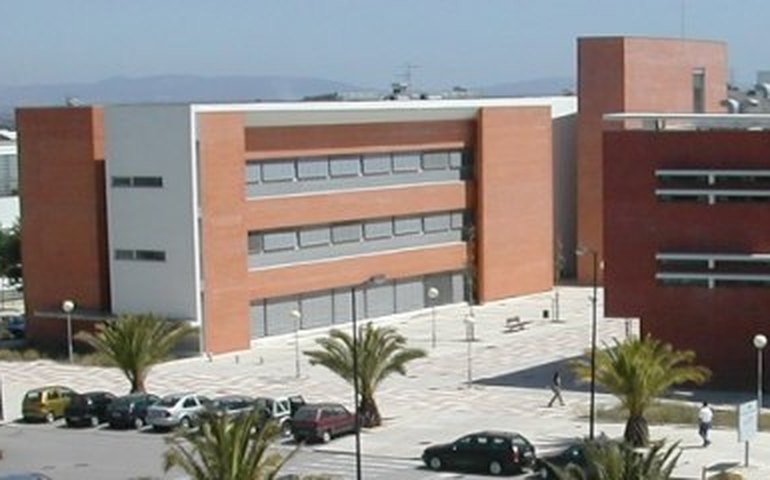 Explosão em universidade mata uma pessoa e deixa três feridas