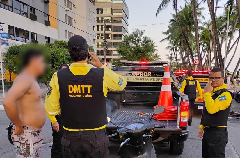 Condutor sem CNH é flagrado transpondo bloqueio viário durante a Rua Aberta, na Ponta Verde