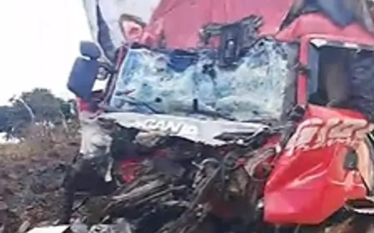 Colisão entre caminhões deixa motorista preso às ferragens na AL-110