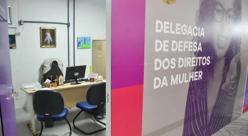 Suspeita foi presa após ameaçar e intimidar ex-companheira