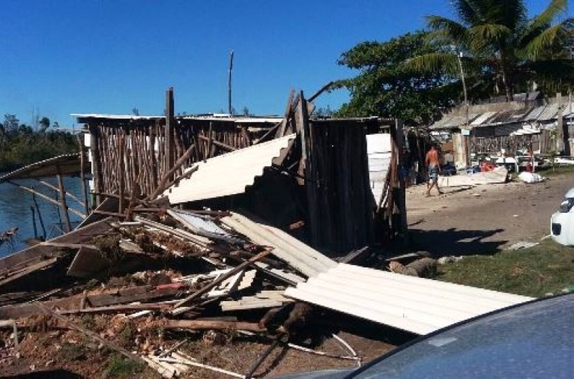 Barracas construídas em área de preservação são demolidas na Massagueira