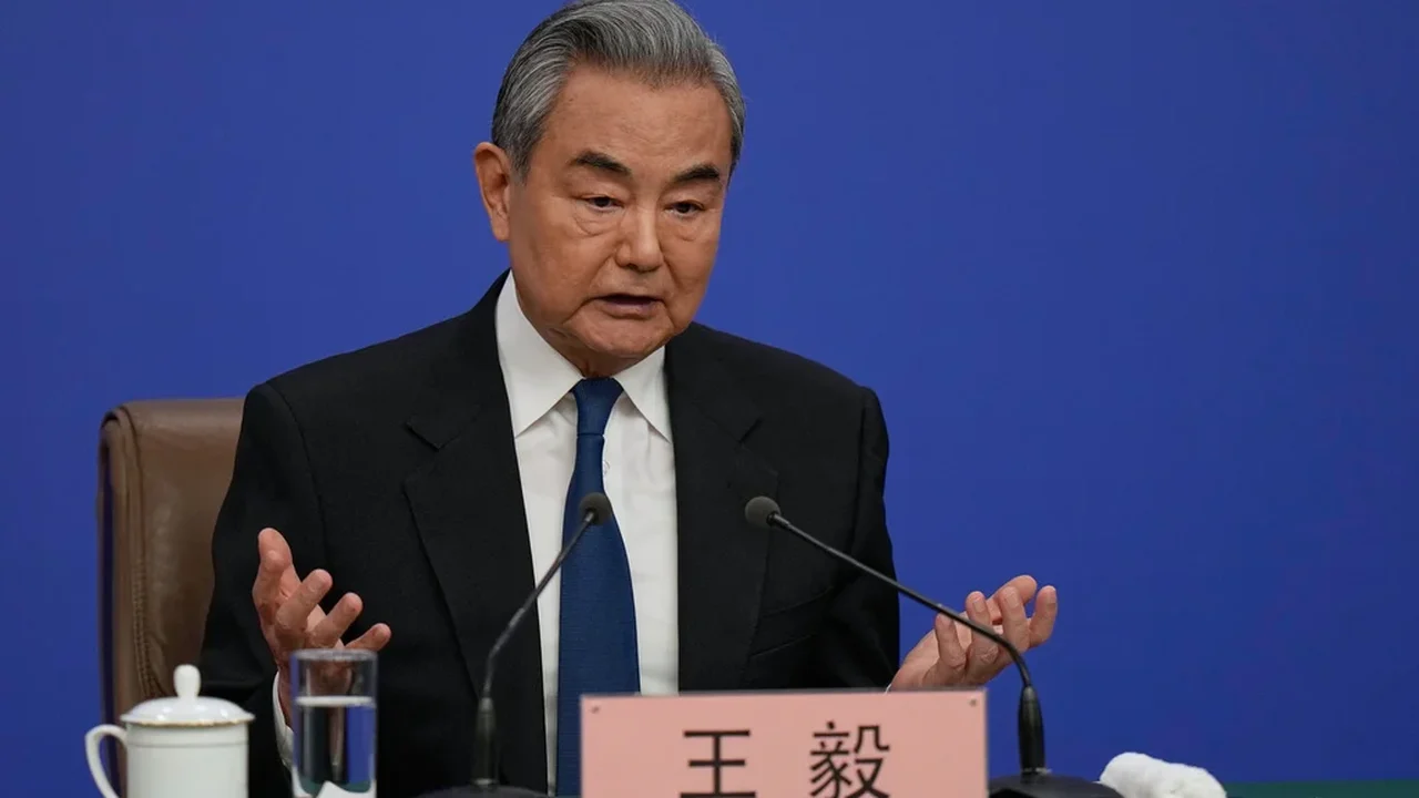 China pede cessar-fogo abrangente e discute Estreito de Ormuz com Irã