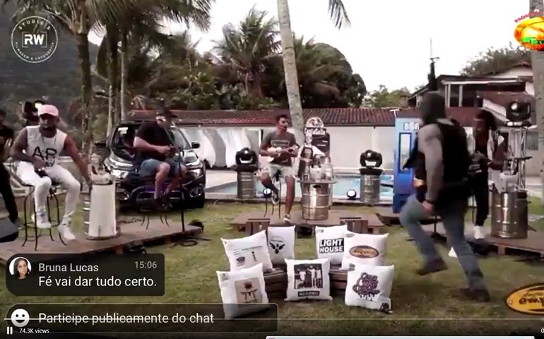 Operação policial interrompe com tiros e helicóptero live do grupo Aglomerou