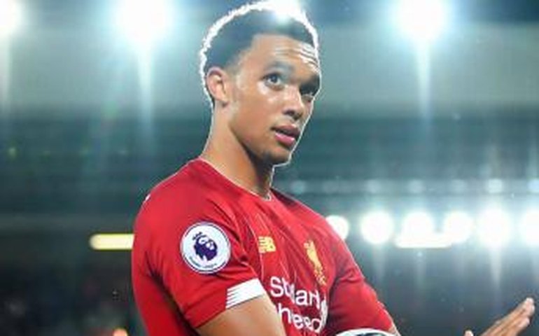 Perto do título inglês, lateral do Liverpool promete buscar recordes