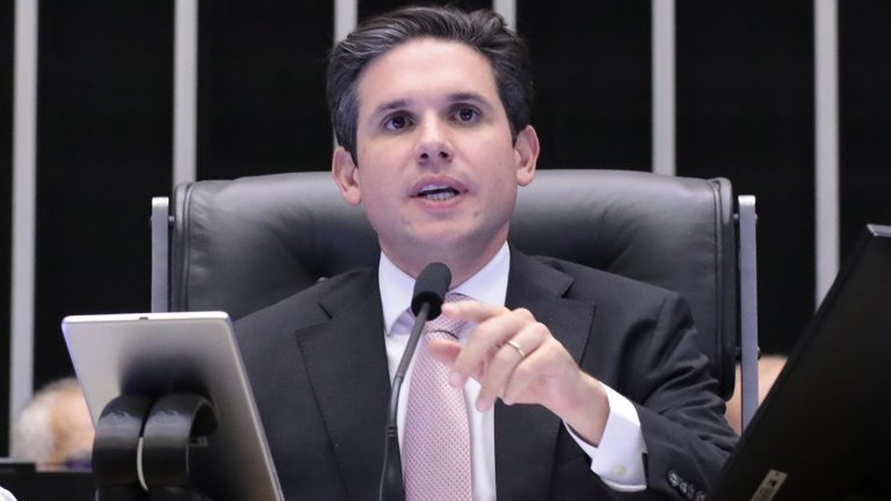 Motta anuncia votação do projeto da bagagem de mão, após aprovação no Senado