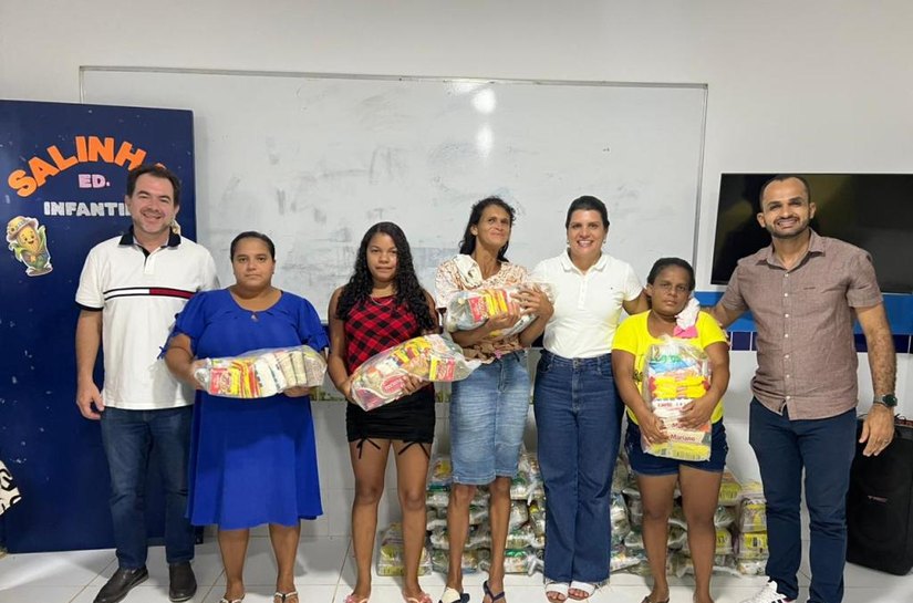 Prefeita Marcela Gomes entrega cestas básicas a alunos da EJA no Assentamento Paraíso