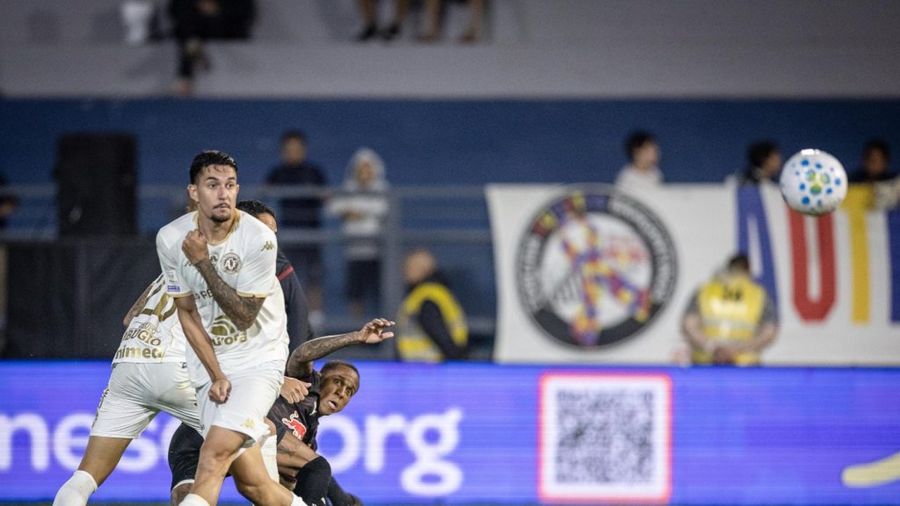 Wallace Yan brilha e Red Bull Bragantino supera Chapecoense