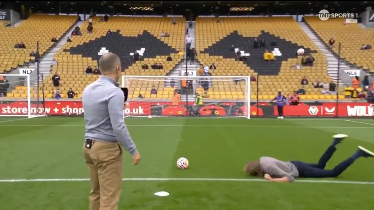 Ex-atacante, Peter Crouch cai no chão durante transmissão de TV e viraliza