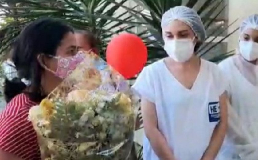 Filha de paciente recuperada da Covid-19  entrega flores à equipe do HE do Agreste