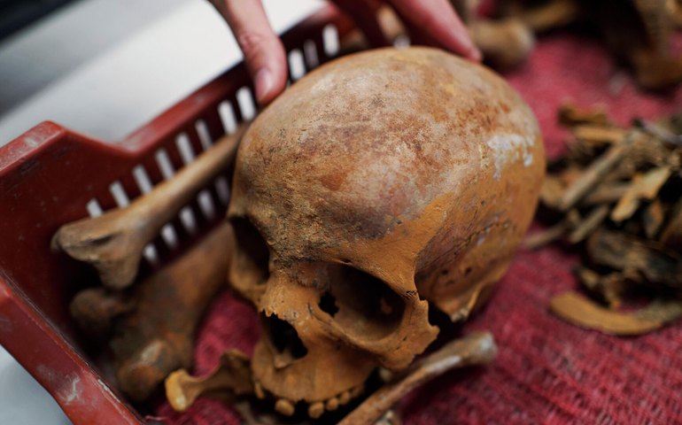 Arqueólogos descobrem sarcófago de 1,7 mil anos na Hungria: conteúdo impressiona