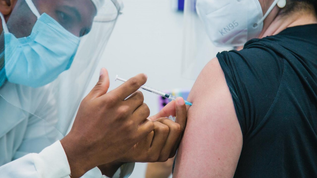 Alagoas já vacinou mais de 70% da população adulta com a primeira dose da vacina contra a Covid-19