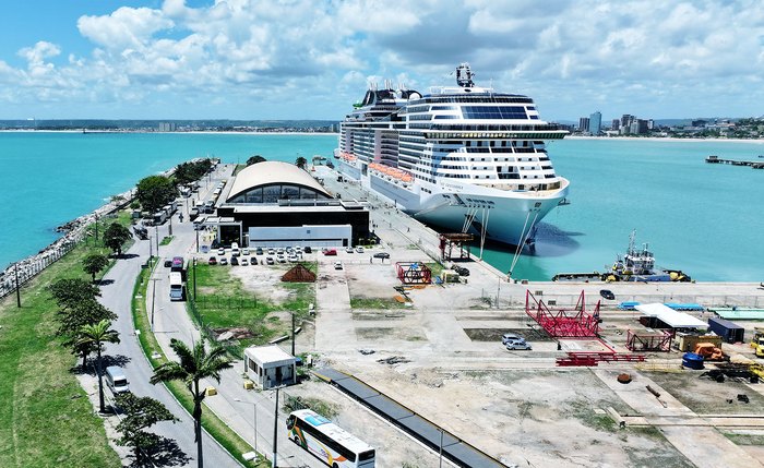 Navio de turistas atracado no Porto de Maceió