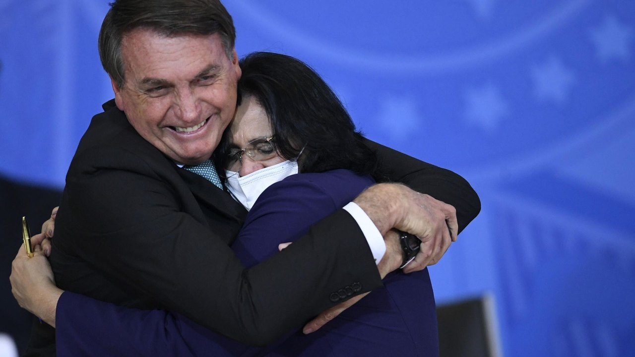 Damares nega rompimento com Flávio Bolsonaro e critica ataques de 'exército da direita'