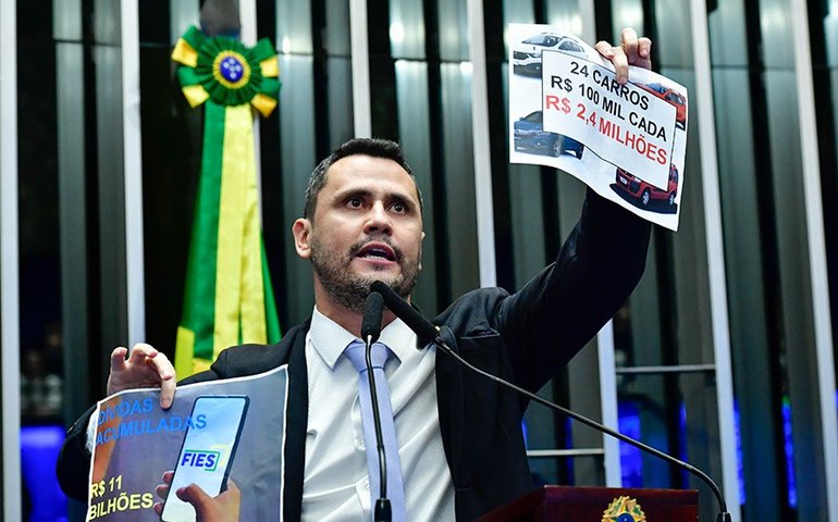 Cleitinho critica PEC que anistia partidos políticos