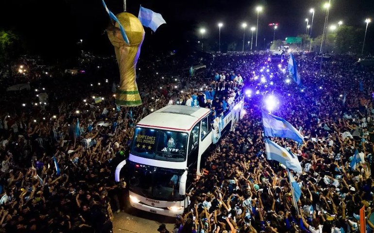 Festa da Argentina por título da Copa tem mudança de rota de ônibus com jogadores